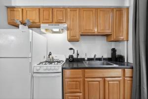 Large 1 BR in Center City with Double Queen Beds and King Sleeper Sofa)