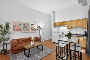 Large 1 BR in Center City with Double Queen Beds and King Sleeper Sofa)