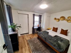 Brand New 1BR in Center City with Private Backyard
