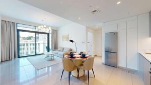 Vacationer Holiday Homes l Infinity Pool, Beach Access l 1 Bed in Emaar Beachfront