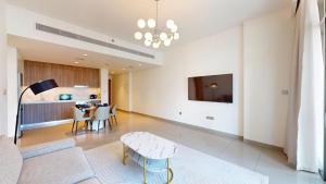 Vacationer Holiday Homes l Infinity Pool, Beach Access l 1 Bed in Emaar Beachfront