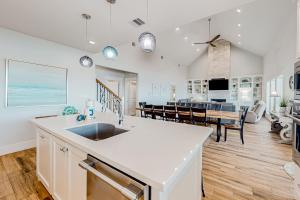 Stunning Beachfront Cargo Lift Sleeps 14