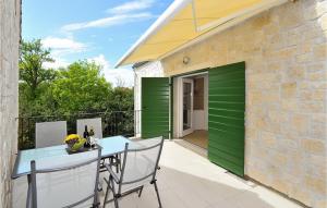 Beautiful Apartment In Privlaka