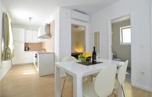 Beautiful Apartment In Privlaka