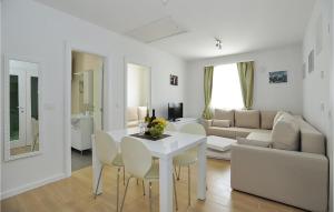 Beautiful Apartment In Privlaka