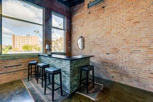 Walk to Huntington Center 5,000-Sq-Ft Dtwn Apt