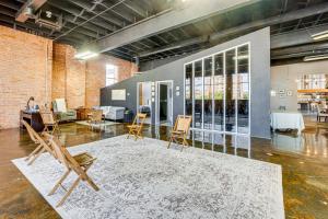Walk to Huntington Center 5,000-Sq-Ft Dtwn Apt