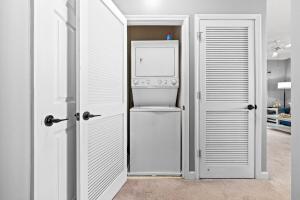 King Bed & Pool in Barefoot