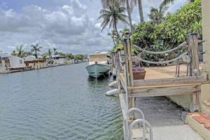 Private & Haven-ly Pool Home On Boating Canal