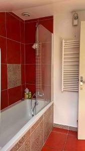 Large, quiet, family-friendly top floor duplex