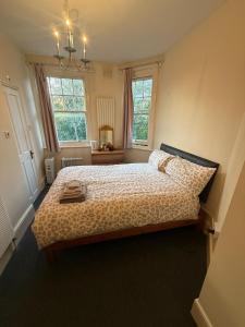 Warm & Spacious 3-Bed Flat with Huge Garden