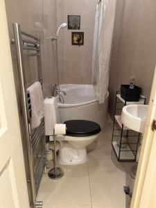 Warm & Spacious 3-Bed Flat with Huge Garden