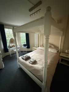 Warm & Spacious 3-Bed Flat with Huge Garden