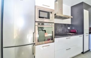 3 Bedroom Lovely Apartment In Uzès