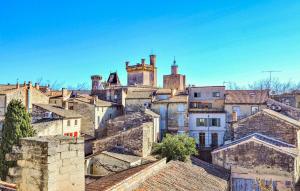 3 Bedroom Lovely Apartment In Uzès