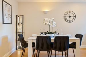 The Tudor Escape - 3 Bedroom House in Canterbury City Centre with Parking