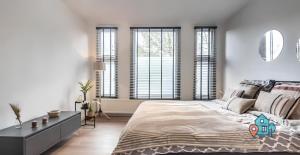 Bright King Room with Shared Bathroom at Amsterdam Zuid