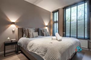 Bright King Room with Shared Bathroom at Amsterdam Zuid