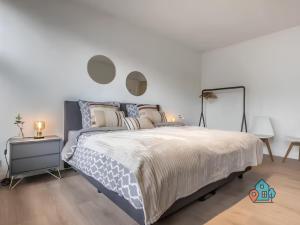 Bright King Room with Shared Bathroom at Amsterdam Zuid