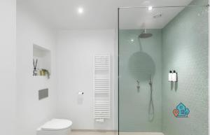 Bright King Room with Shared Bathroom at Amsterdam Zuid