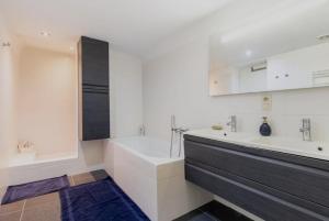 Cosy EU Apartment - Central, Parking, Terrace