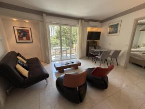 2 BR Apartment in the center of Cannes - 2305