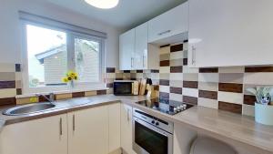 04 Strawberry Hill, Tolroy Manor