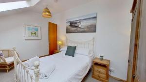 04 Strawberry Hill, Tolroy Manor