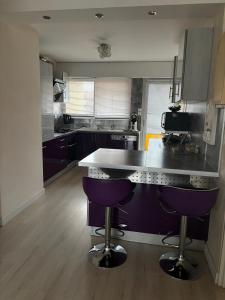 Bel appartement spacieux et lumineux de 100m2 au 3e étage avec ascenseur -A 5mn à pied du parc des expositions congrès de Dijon et ENG et 10mn du centre ville place Parking devant limmeuble