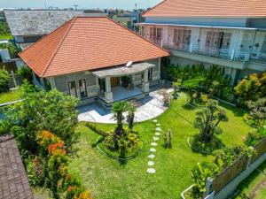 Sunny 4BR Serene Escape with Private Pool in North Canggu