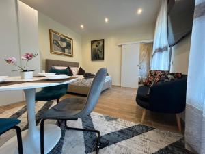 Valverde Apartments and Room