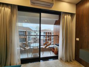 Botanical 1BHK Retreat - Mangrove View, Pool, Parking - Near Beach