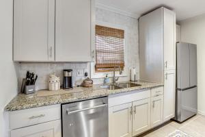 1 Mi to SMU Home with Outdoor Entertainment