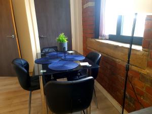 4beds, 2 bedrooms Contractor,Parking