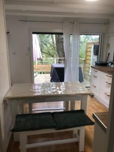 Cottage refait à neuf en octobre 2025 dans villages vacances Fougeres villages sous les pins pas de draps serviettes dans le logement ménage à vous de le faire obligatoirement