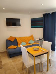 Charmant studio vue piscine idéal en couple, calme et détente assurés