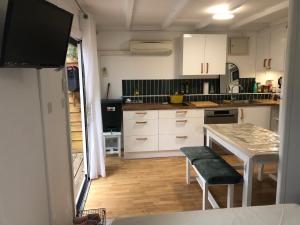 Cottage refait à neuf en octobre 2025 dans villages vacances Fougeres villages sous les pins pas de draps serviettes dans le logement ménage à vous de le faire obligatoirement