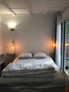 Cottage refait à neuf en octobre 2025 dans villages vacances Fougeres villages sous les pins pas de draps serviettes dans le logement ménage à vous de le faire obligatoirement