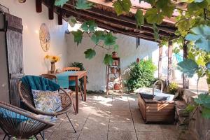 Romantic Cottage Retreat for Two in South Vienne