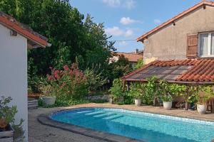 Romantic Cottage Retreat for Two in South Vienne