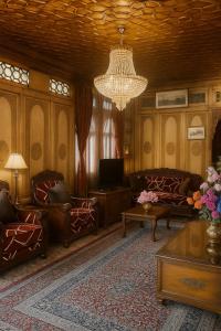 Floating Luxury Group Of Houseboats