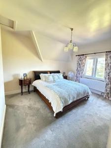 4 Bed Retreat-Sleeps 7-Parking-Garden-Lake Views