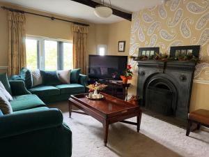 4 Bed Retreat-Sleeps 7-Parking-Garden-Lake Views