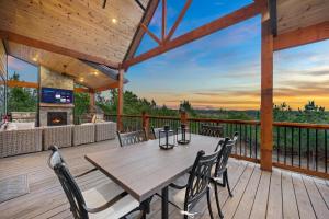 Bright Cabin w Spa + Mountain Views Sleeps 12