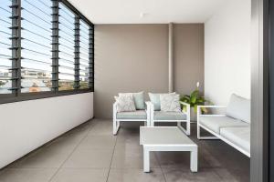 Worth - Happy Honeysuckle - Free Internet