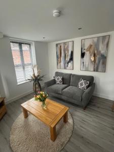 Modern Flat in central Lichfield & secure parking