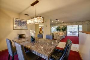 Relaxing Tampa Abode with Screened Lanai and Pool