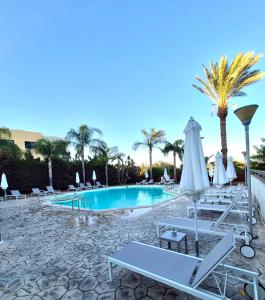 Seasons Retreat with pool and gym-2BR