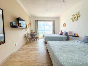 Beachfront condo 10 min from the airport