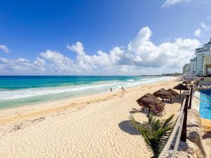 Beachfront condo 10 min from the airport